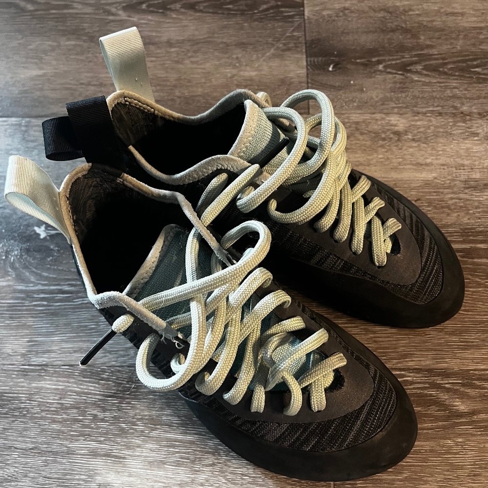 Women’s black diamond climbing shoe
